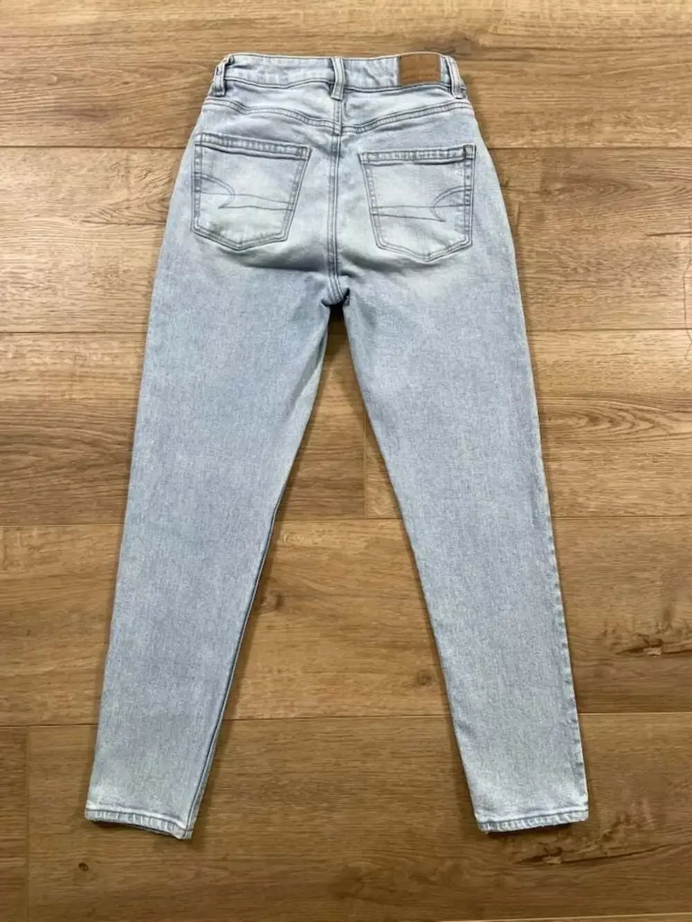 American Eagle Outfitters Light Wash High Rise Mom Jean Size 000 Short